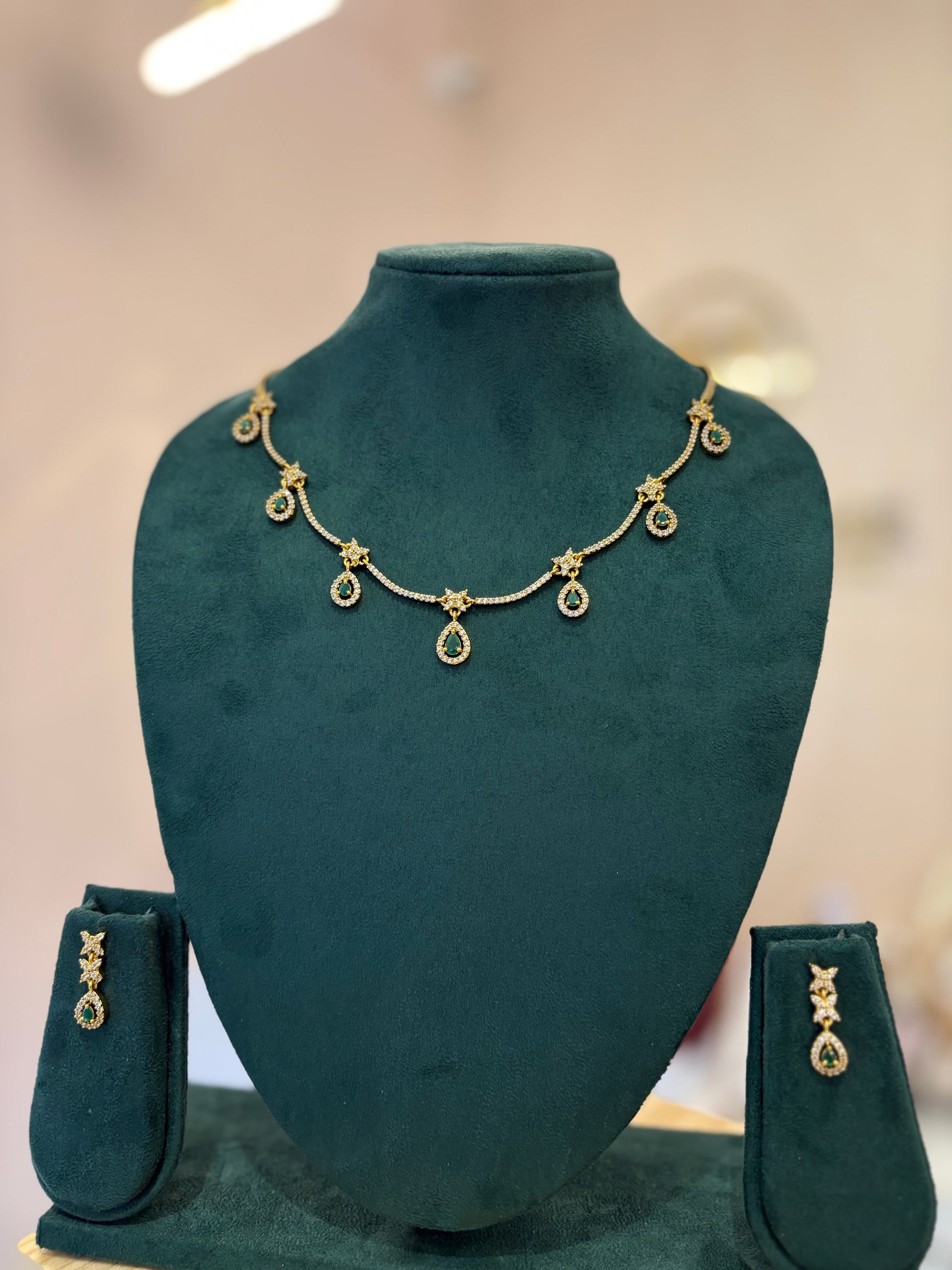 QUEENS DEW DROPS NECKLACE SET - JewelsMuse