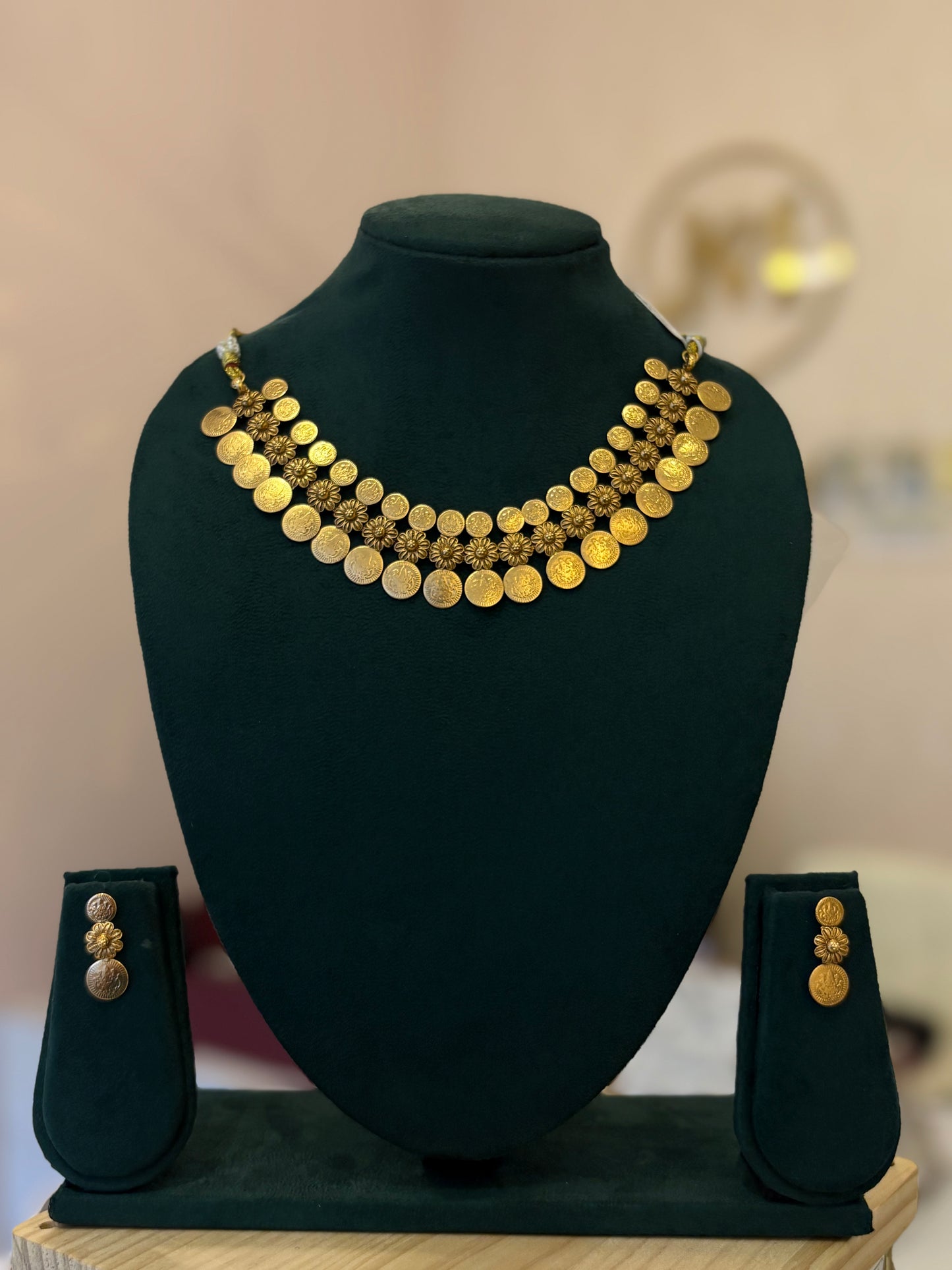 Kanaka Pushpa Kasumala Necklace - JewelsMuse